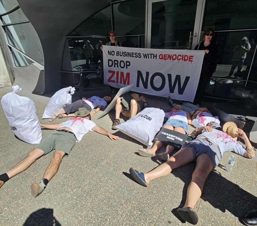 Protesters stage die-in Protesters stage die-in