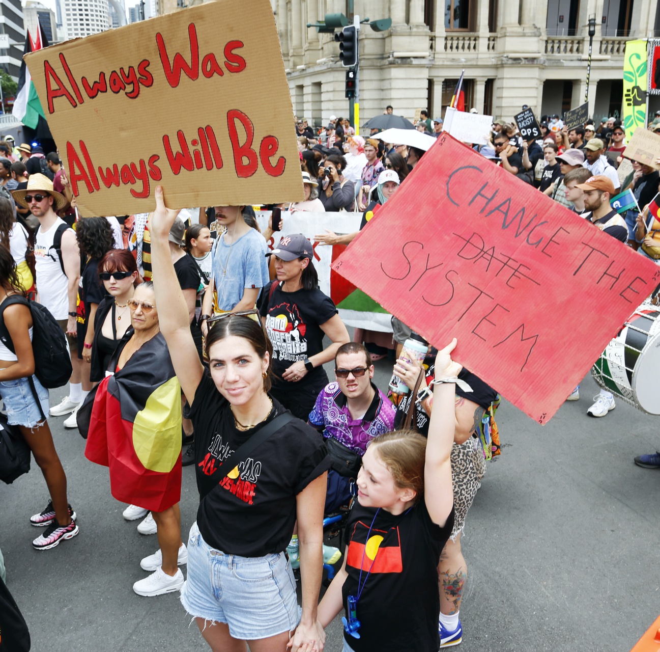 'Always was, always will be Aboriginal land' among thousands of marchers in Magan-djin/Brisbane