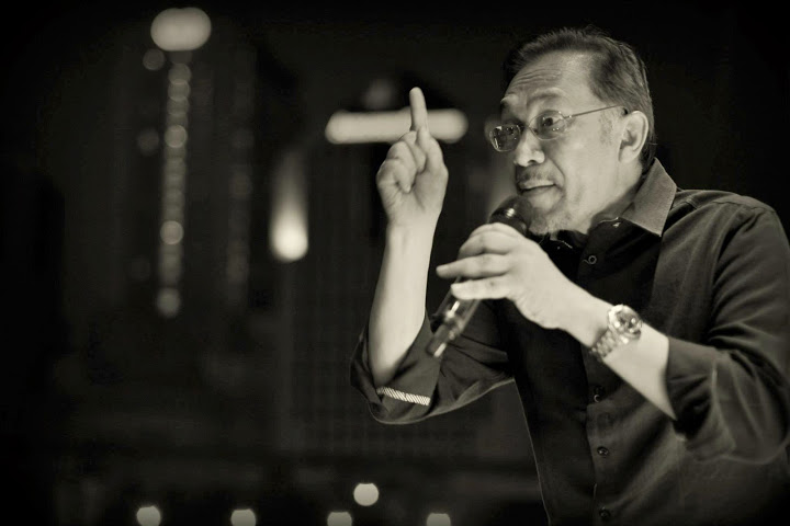 Opposition leader Anwar Ibrahim addressing the May 25 "Voice of the People 505" rally at Dataran Petaling Jaya.