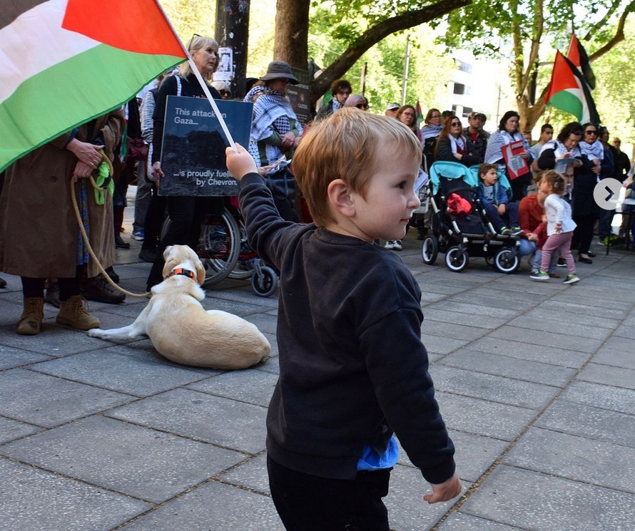 Waving the Palestinian flag, Kuarna Yerta/Adelaide, September 22