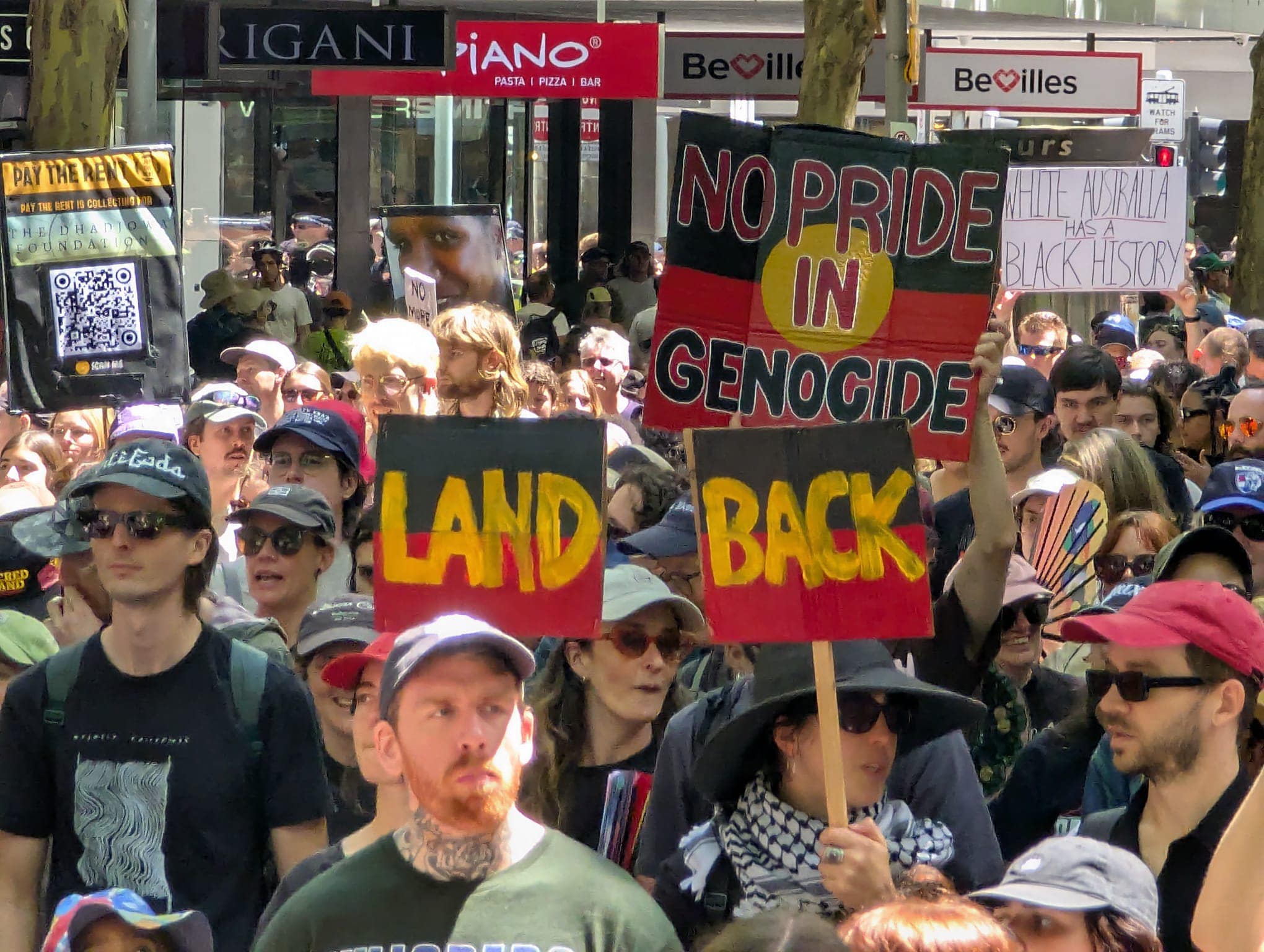 Huge Invasion Day rally in Naarm/Melbourne demands 'land back'