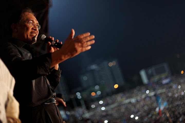 Opposition leader Anwar Ibrahim addressing the rally. Photo: Lee Yu Kyung.