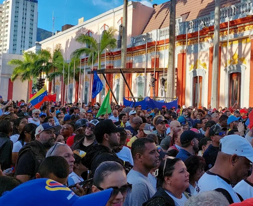 protest outside miraflores palace