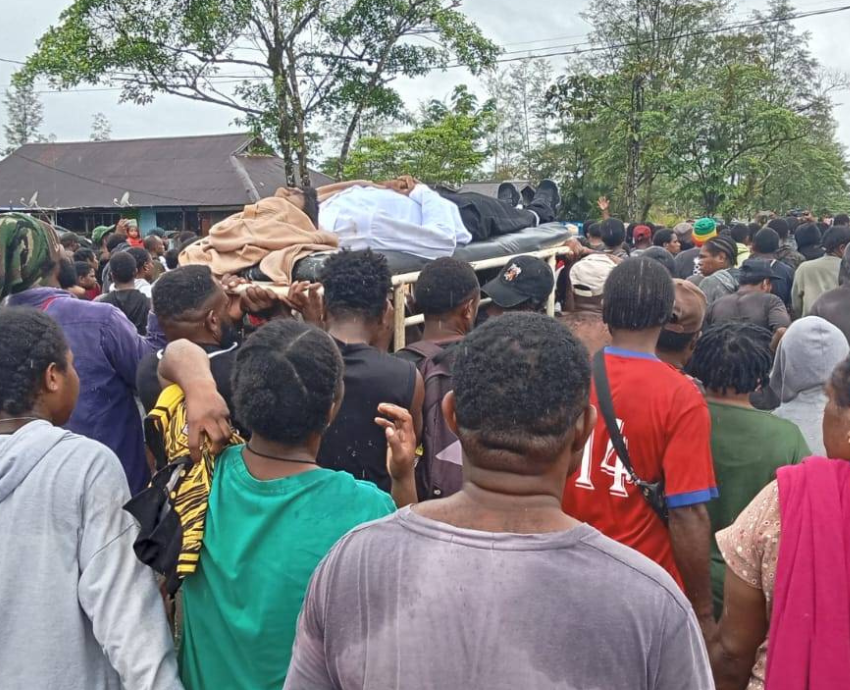 Body of West Papuan man carried by crowd