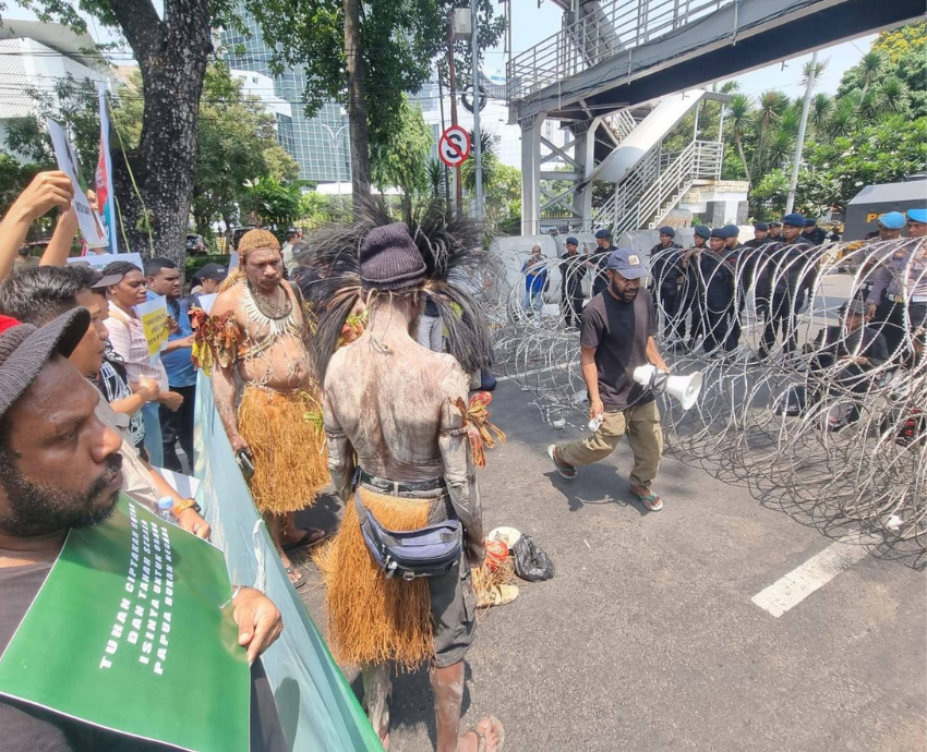 West Papuan protesters and police line