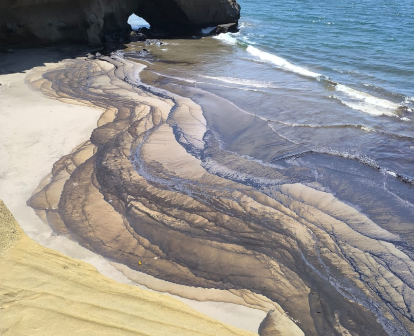 oil washed up on a beach in Peru