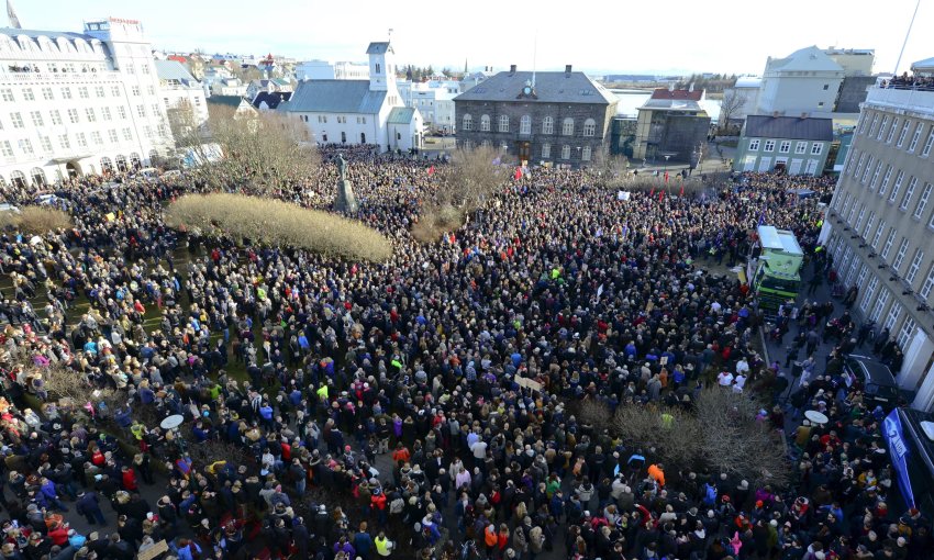 At least 10,000 people protesters in Iceland on April 4, demanding to prime minister resign.