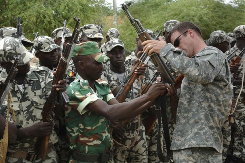 A US soldier instructing members of Mali's military in 2007.