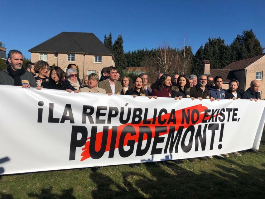 Today's Citizens stunt outside the House of the Republic (Waterloo, Belgium)