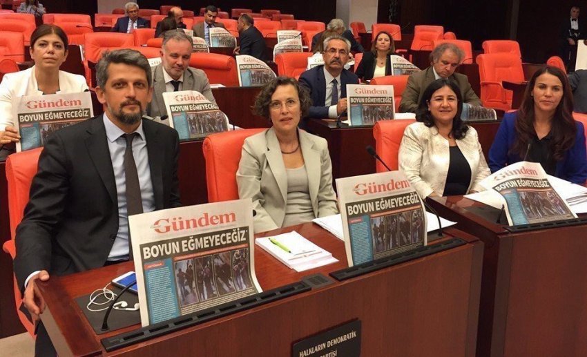 HDP MPs hold copies of Özgür Gündem in parliament, August 17, 2016.