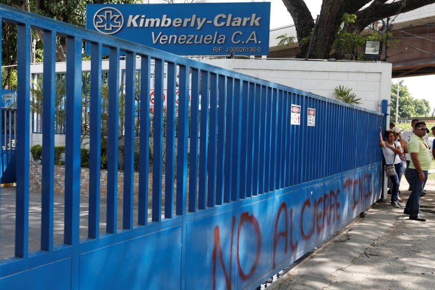 Graffiti on the Kimberly Clark Corporation factory gates reads: "No to the closure".