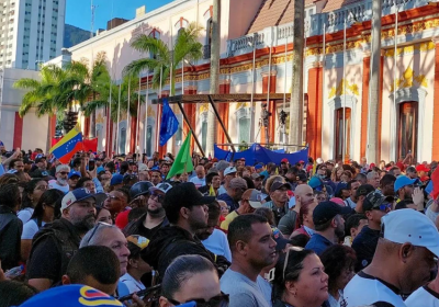 protest outside miraflores palace