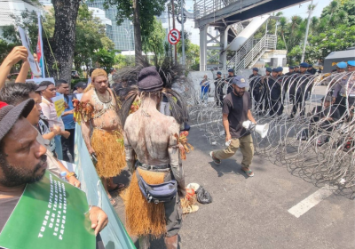 West Papuan protesters and police line