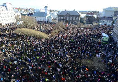 At least 10,000 people protesters in Iceland on April 4, demanding to prime minister resign.