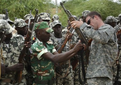 A US soldier instructing members of Mali's military in 2007.