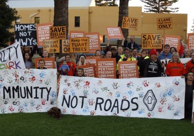 Build Community Not Roads banner, No Roe 8 protest.