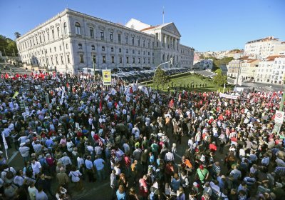 Union-organised demonstration outside Portugal's parliament on November 10, 2015.