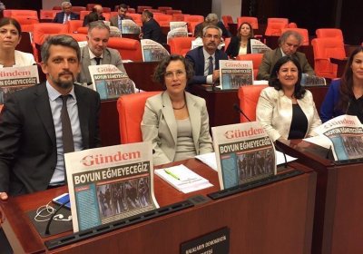 HDP MPs hold copies of Özgür Gündem in parliament, August 17, 2016.