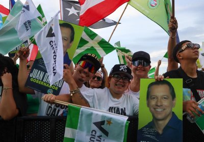 crowd of supporters of Alianza de Pais in Puerto Rico