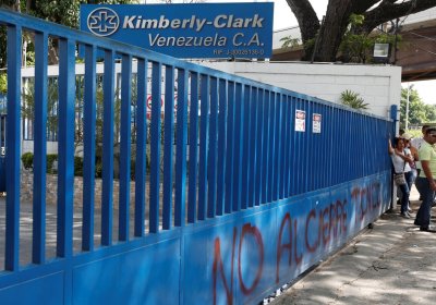 Graffiti on the Kimberly Clark Corporation factory gates reads: "No to the closure".