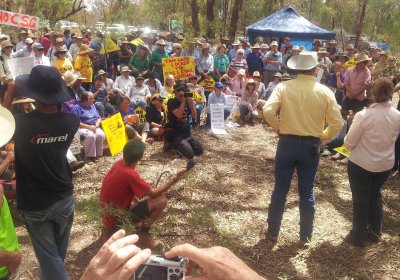 People from the Pilliga gather to hear John Fenton speak about coal seam gas.